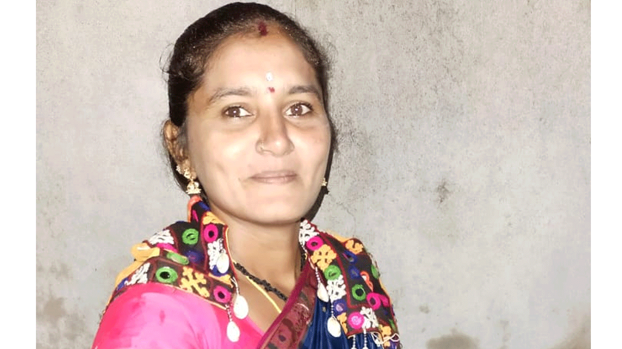 మహబూబాబాద్‌ జిల్లాలో దారుణం.. భార్యను కత్తితో పొడిచిన చంపిన భర్త