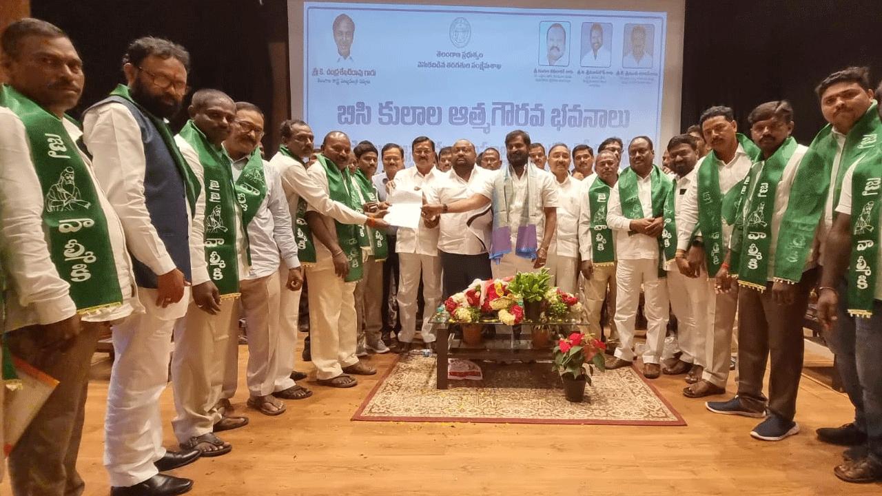 బీసీల ఆత్మగౌర‌వ భ‌వ‌నాల‌కు వేల కోట్ల విలువైన స్థ‌లం.. ఇది కేసీఆర్ గొప్ప‌త‌నం:  మంత్రి గంగుల‌