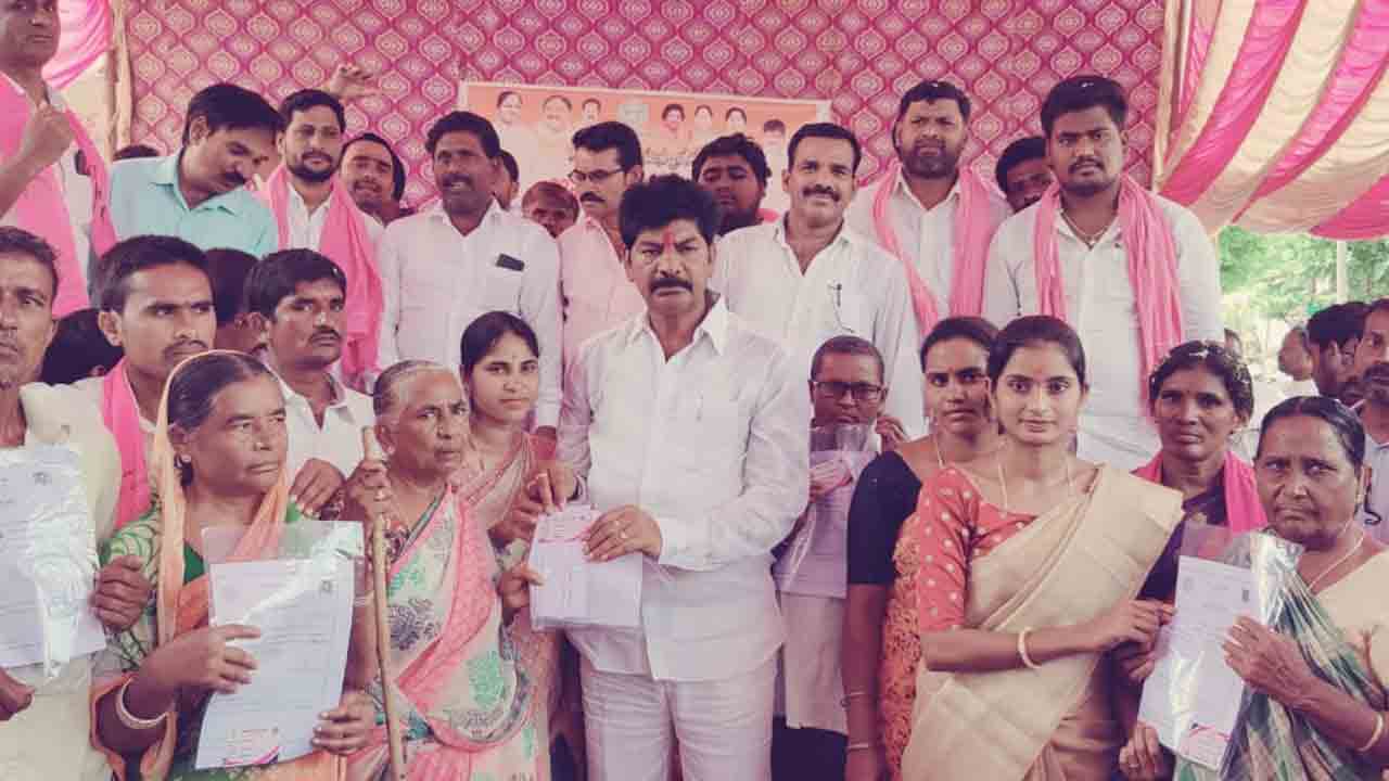 నూతన పెన్షన్ కార్డులను పంపిణీ చేసిన ఎమ్మెల్యే శంకర్ నాయక్‌