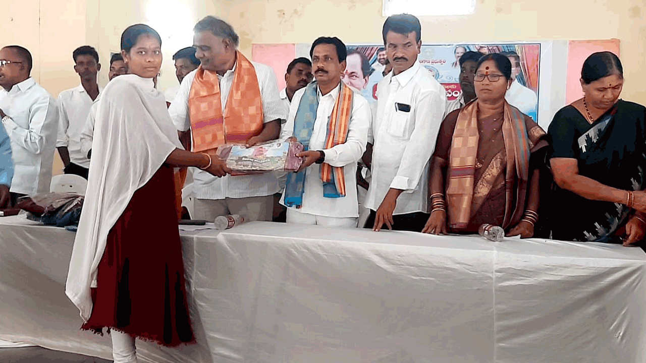 ఆడబిడ్డలకు దసరా కానుకగా సర్కారు సారె : ఎమ్మెల్యే రవీంద్ర కుమార్‌