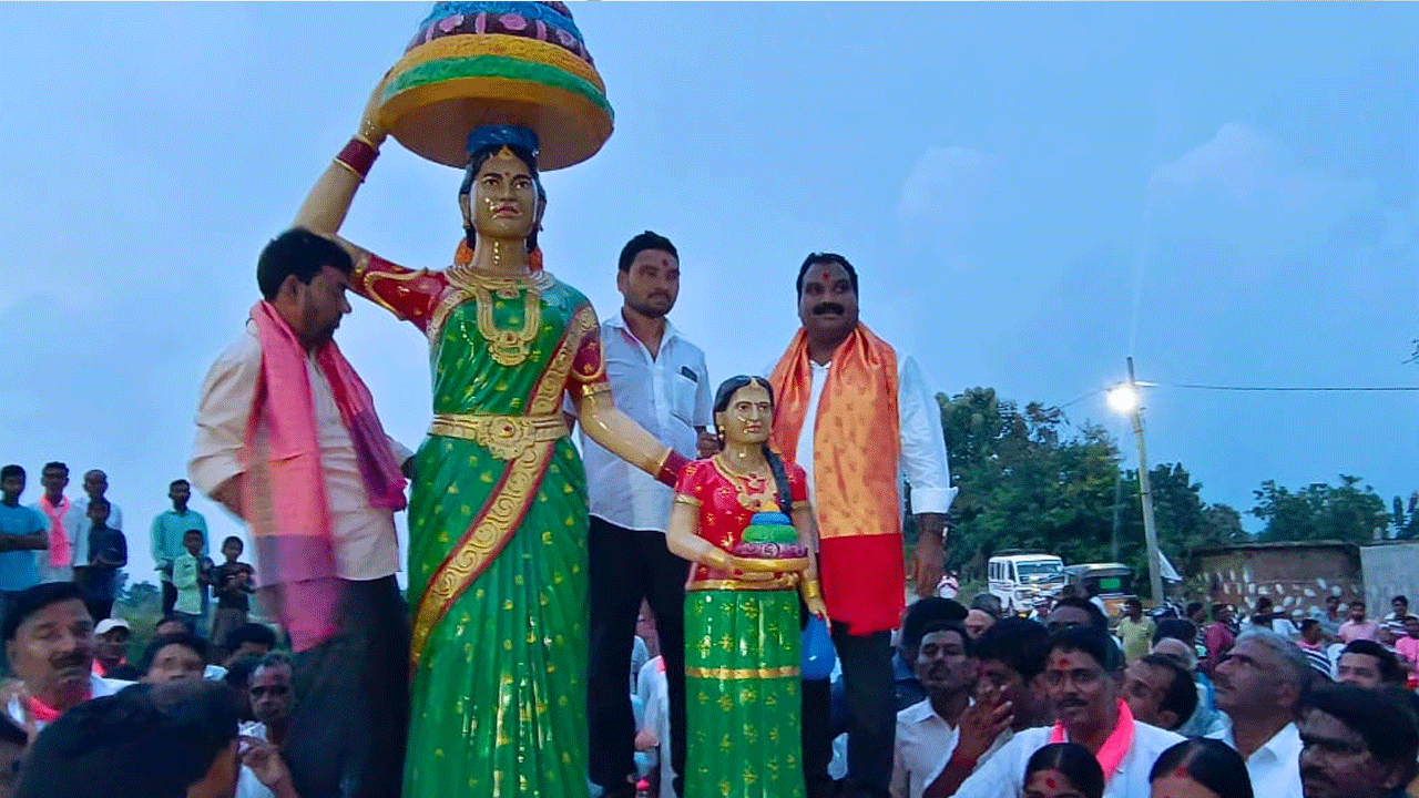 బతుకమ్మ విగ్రహాన్ని ఆవిష్కరించిన ఎమ్మెల్యే అరూరి