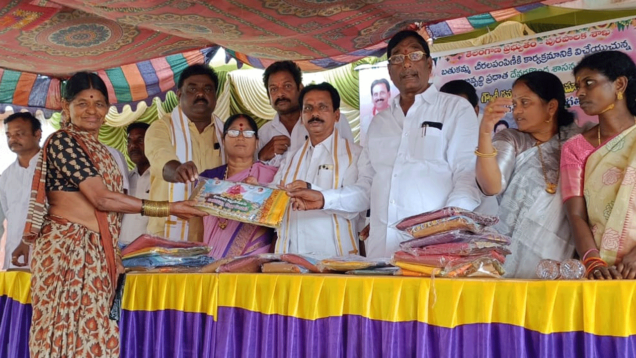 బతుకమ్మ చీరల పంపిణీతో నేతన్నల జీవితాల్లో వెలుగులు : ఎమ్మెల్యే రవీంద్ర కుమార్‌
