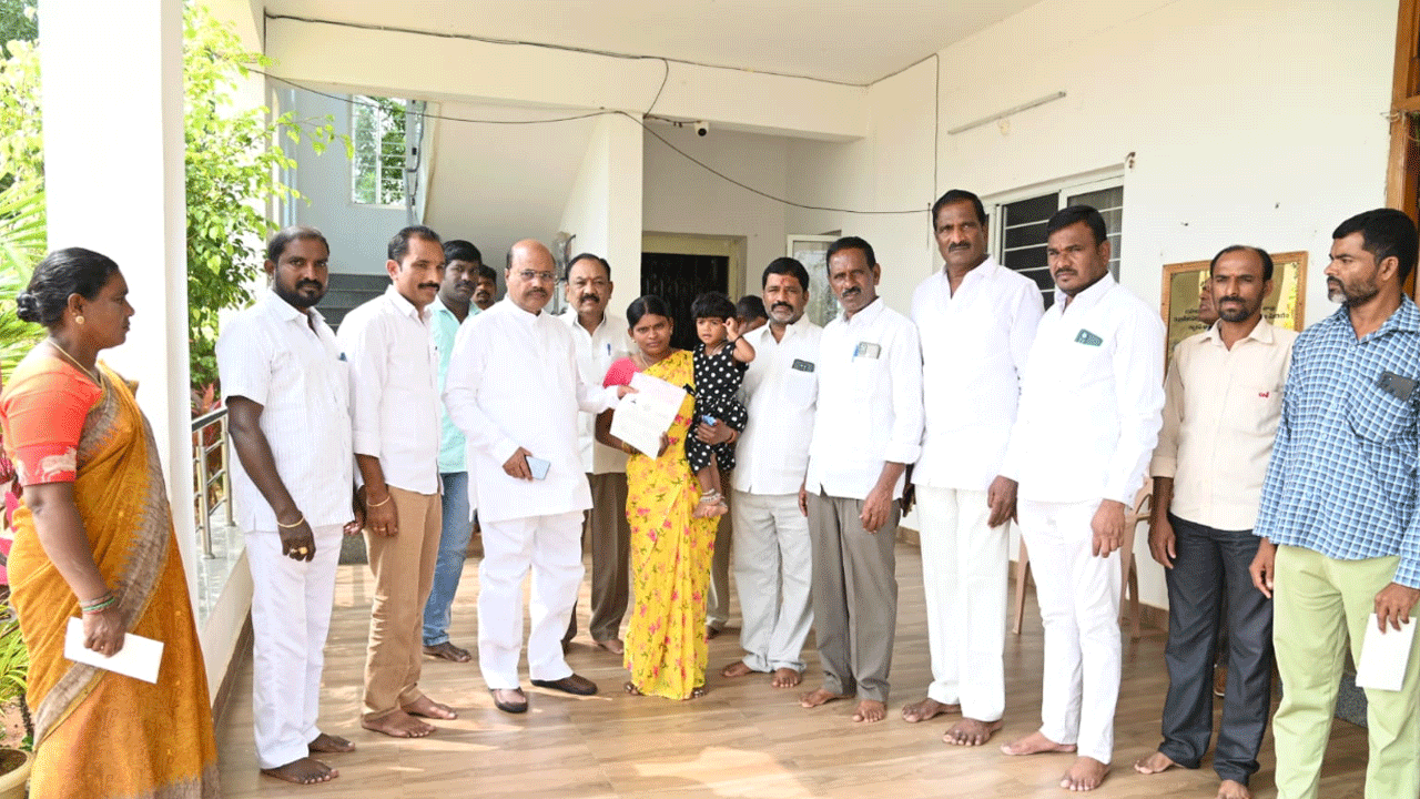 నిరుపేదలకు అండగా టీఆర్‌ఎస్‌ ప్రభుత్వం : ఎమ్మెల్యే మంచిరెడ్డి