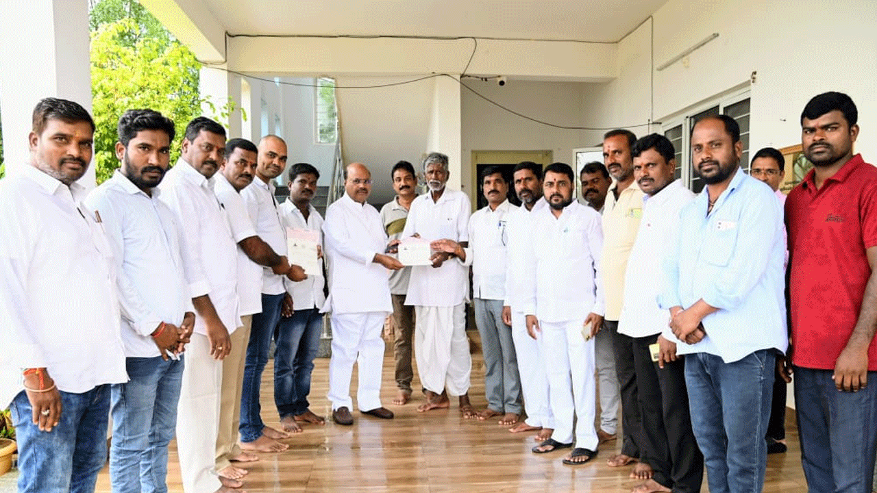 కాంగ్రెస్‌పార్టీ నాయకుడికి సీఎంఆర్‌ఎఫ్‌ చెక్‌ అందజేసిన ఎమ్మెల్యే మంచిరెడ్డి