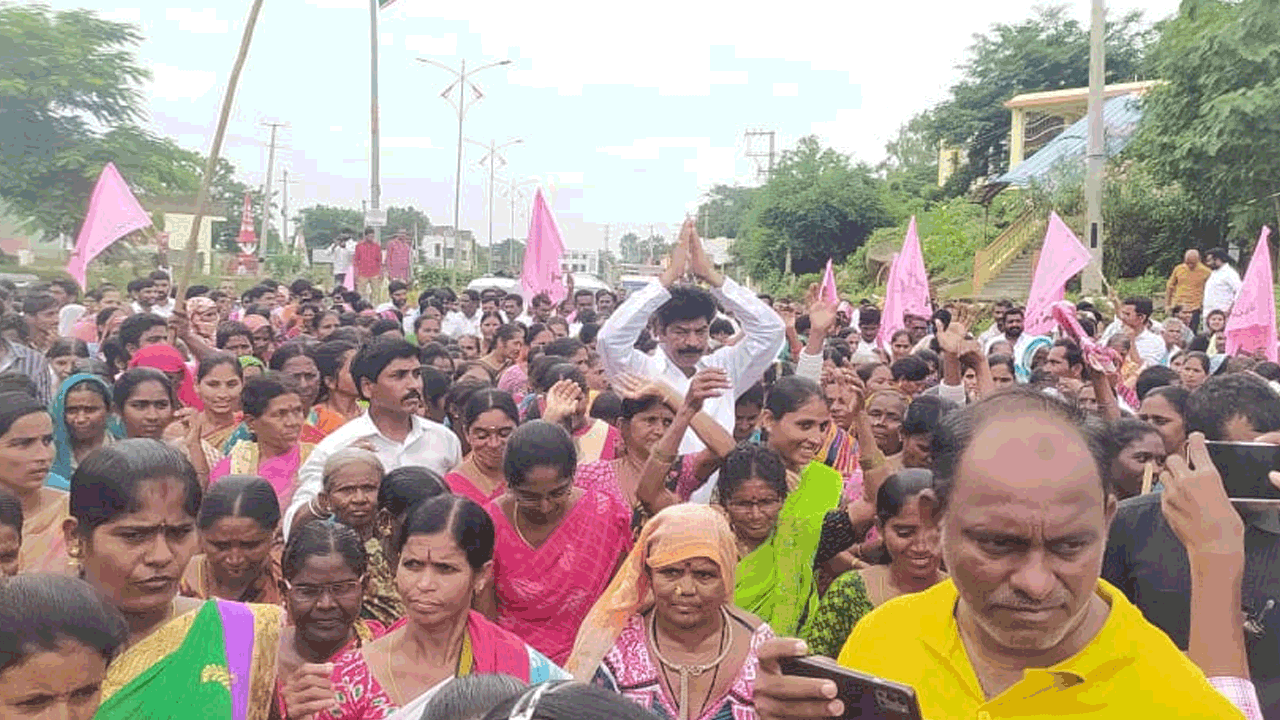 సీఎం కేసీఆర్‌ చిత్రపటానికి పాలాభిషేకం చేసిన ఎమ్మెల్యే శంకర్‌ నాయక్‌