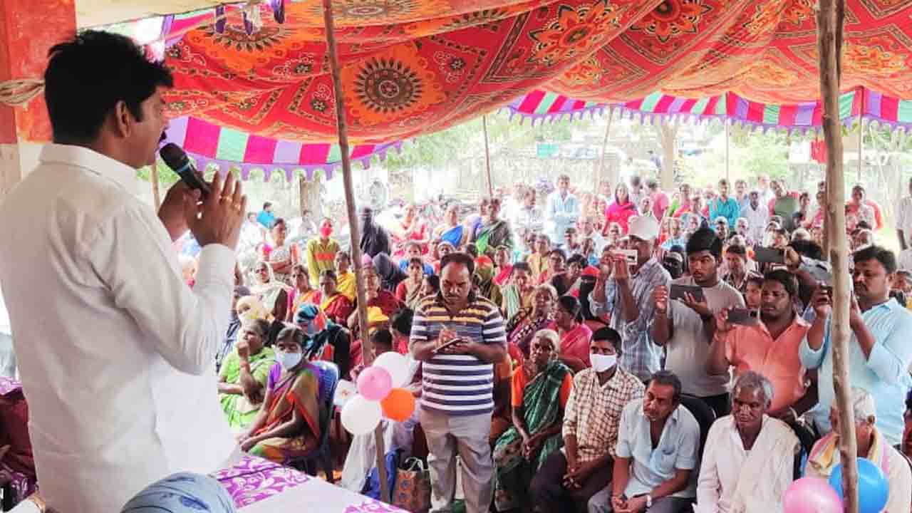 నూతన పెన్షన్ కార్డులను పంపిణీ చేసిన  ఎమ్మెల్యే శంకర్ నాయక్