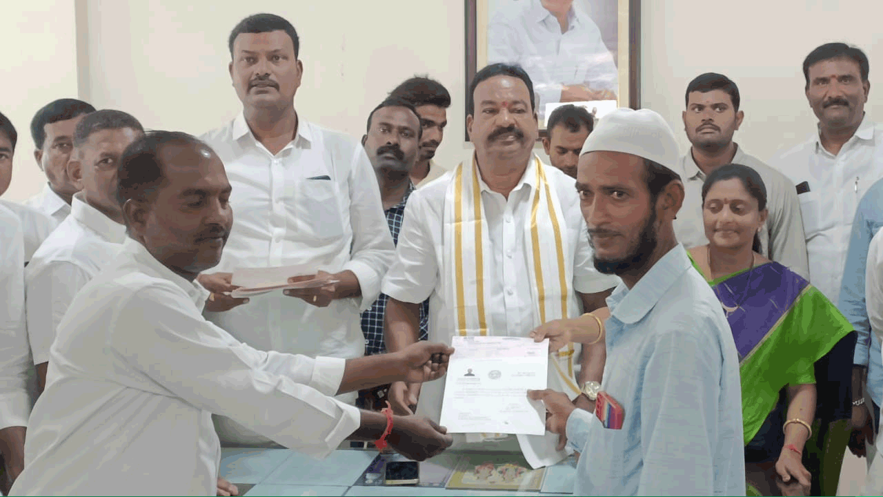 సీఎంఆర్‌ఎఫ్‌ చెక్కులు పంపిణీ చేసిన ఎమ్మెల్యే విద్యాసాగర్‌రావు