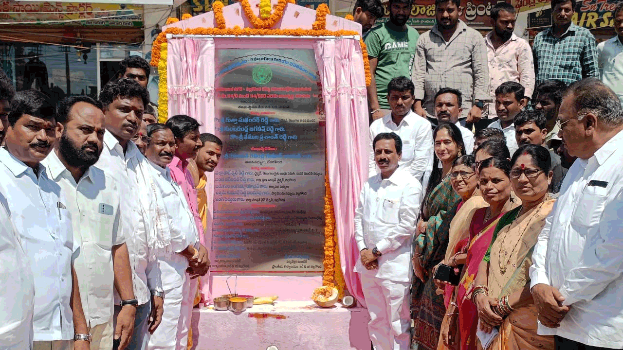 బీటీ రోడ్ల నిర్మాణానికి ప్రభుత్వం ప్రాధాన్యత : ఎమ్మెల్యే రవీంద్ర కుమార్