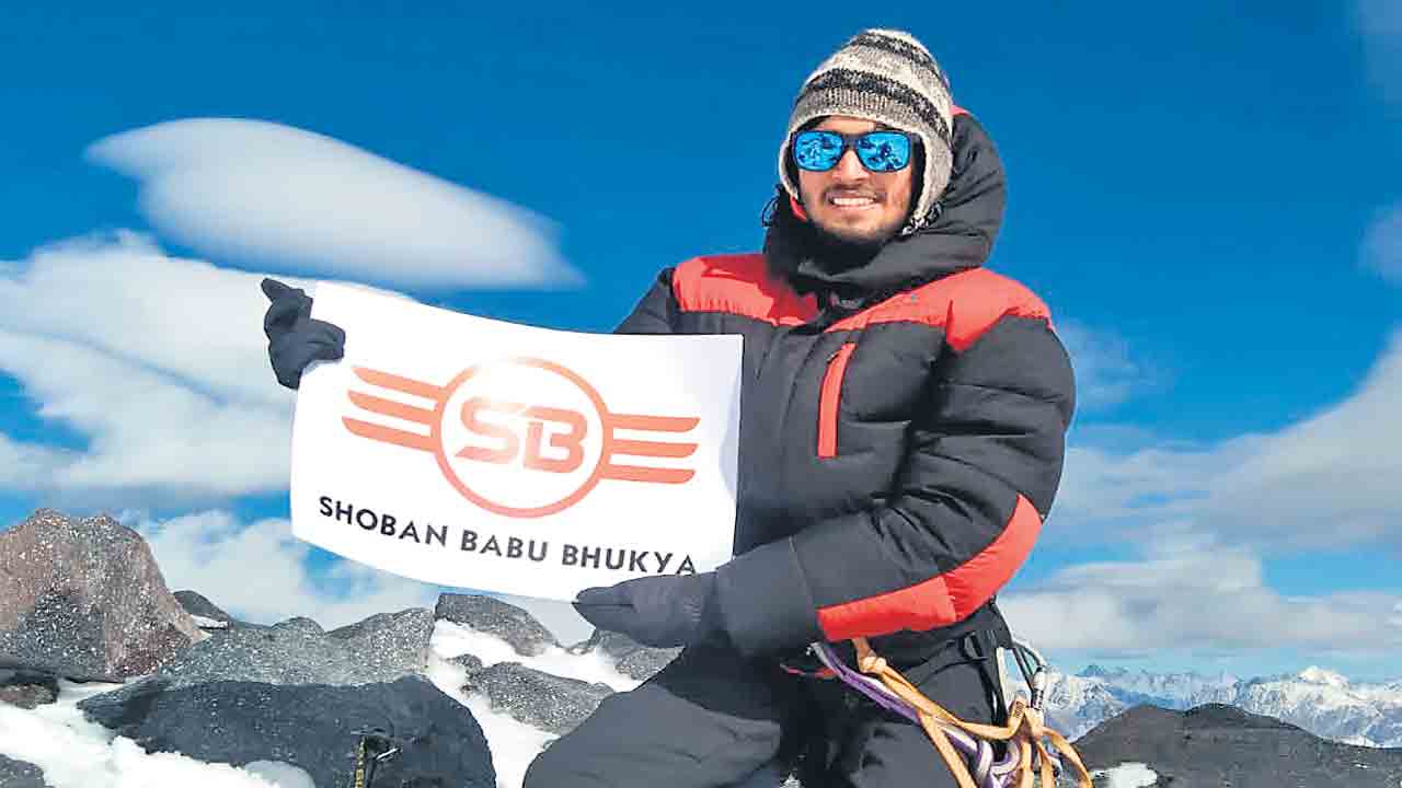 మౌంట్‌ ఎల్బ్రస్‌ను అధిరోహించిన హైదరాబాద్‌ కుర్రాడు