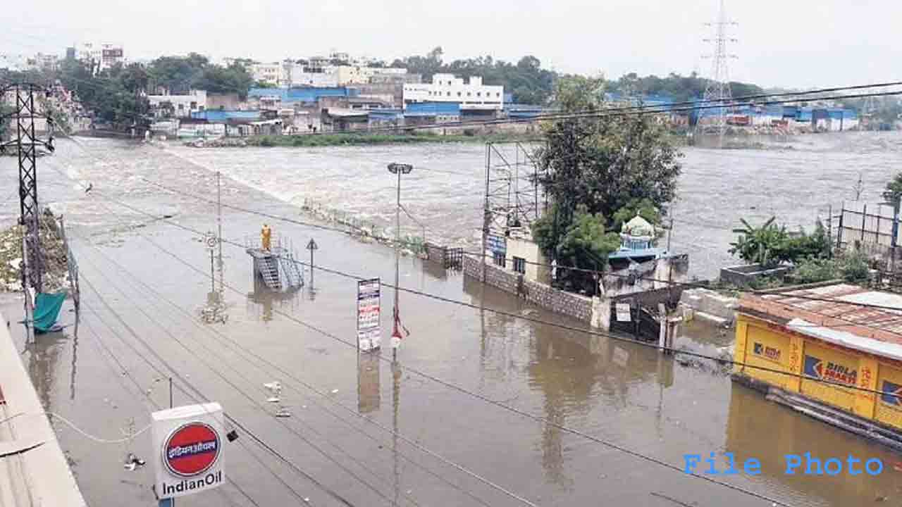 మూసీకి పోటెత్తిన వ‌ర‌ద‌.. మూసారాంబాగ్ బ్రిడ్జి మూసివేత‌