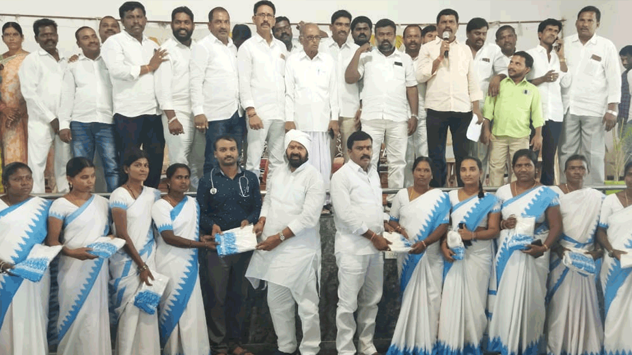 బతుకమ్మ చీరలు పంపిణీ చేసిన ఎమ్మెల్యే ముత్తిరెడ్డి