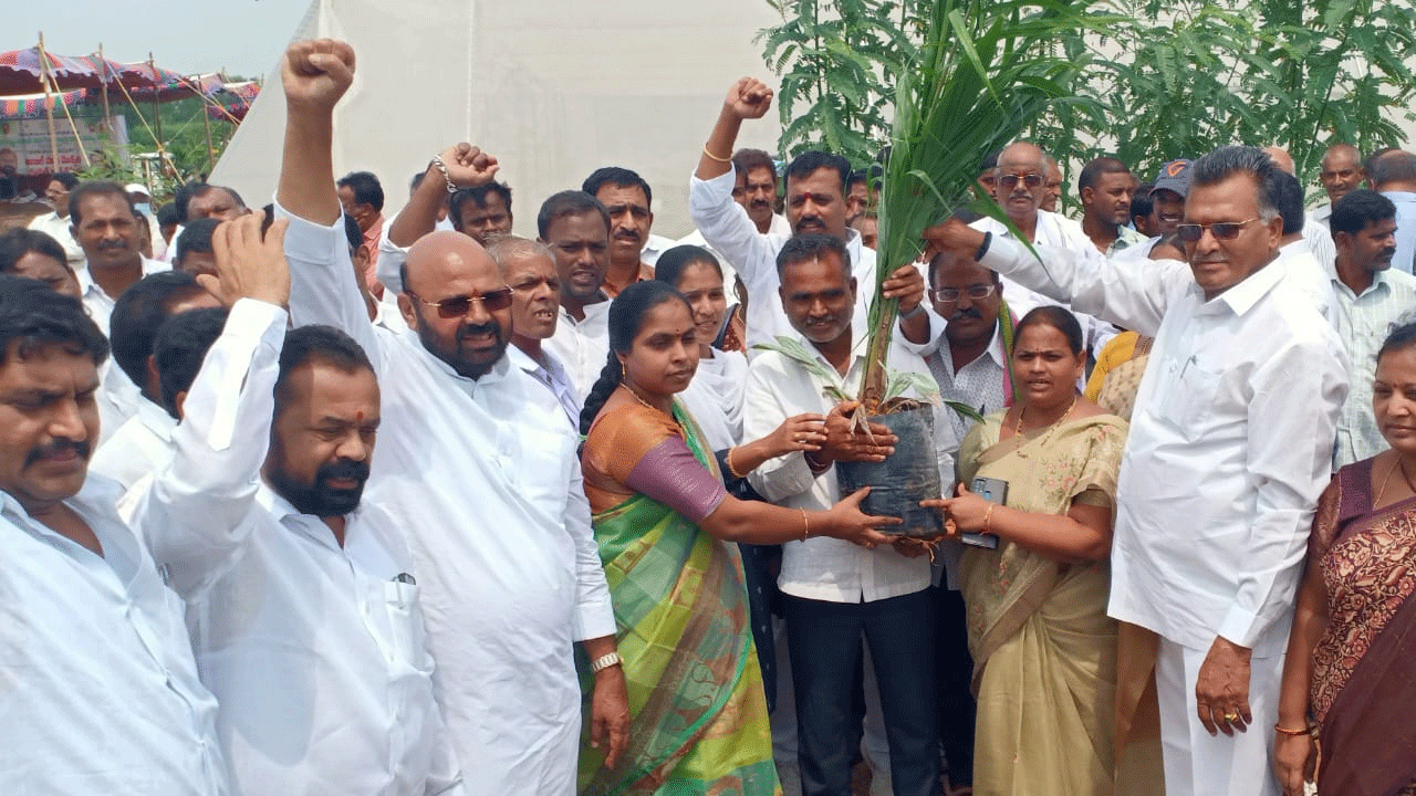 ఆయిల్‌ ఫామ్ మొక్కలు పంపిణీ చేసిన ఎమ్మెల్యే ముత్తిరెడ్డి