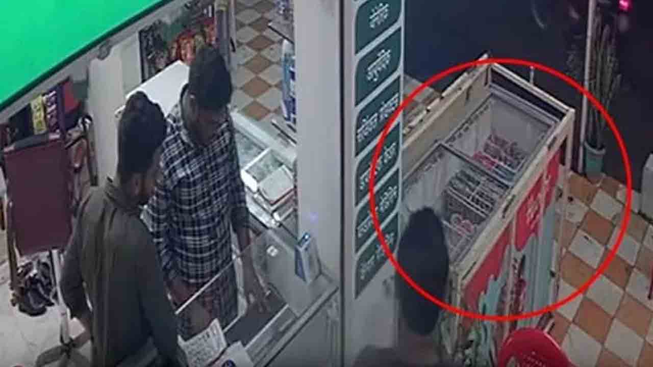 Electric Shock | అయ్యో పాపం చిన్నారి.. ఐస్‌క్రీం తినేందుకు వెళ్లి..