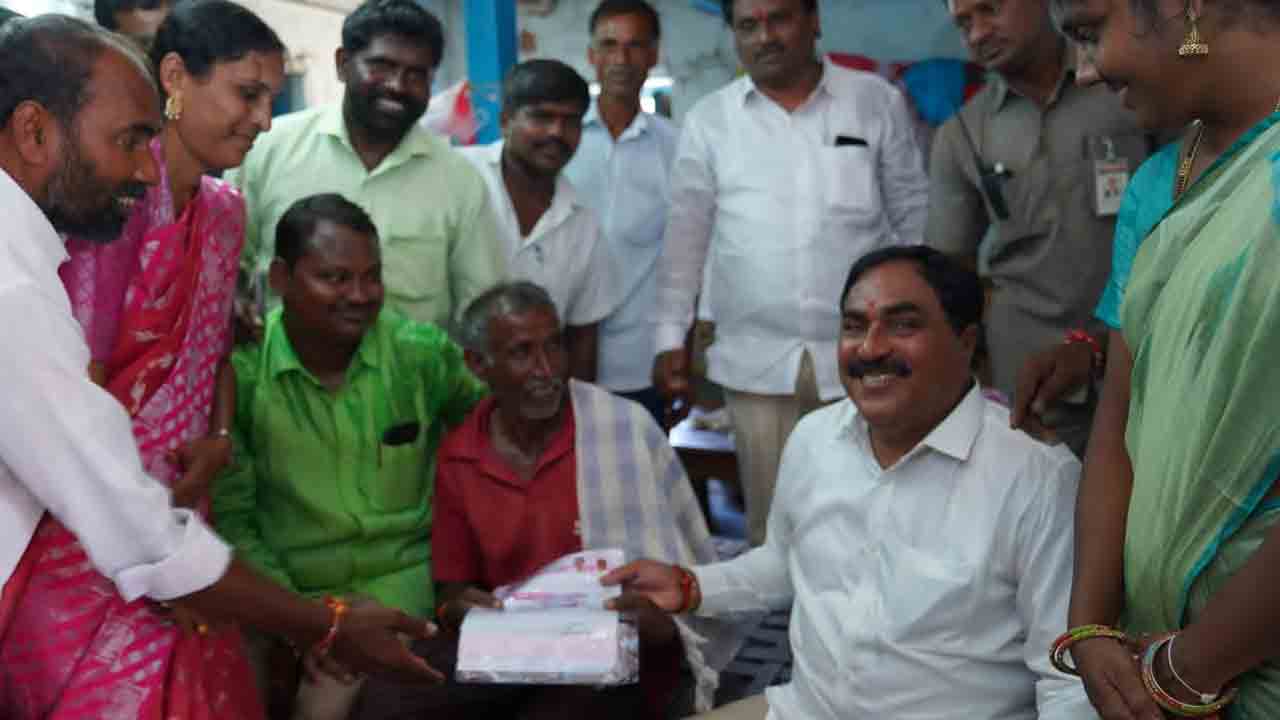 Minister Errabelli |  గ‌డ‌ప గడపకూ తిరుగుతూ.. కొత్త పెన్ష‌న్లు అంద‌జేస్తూ..