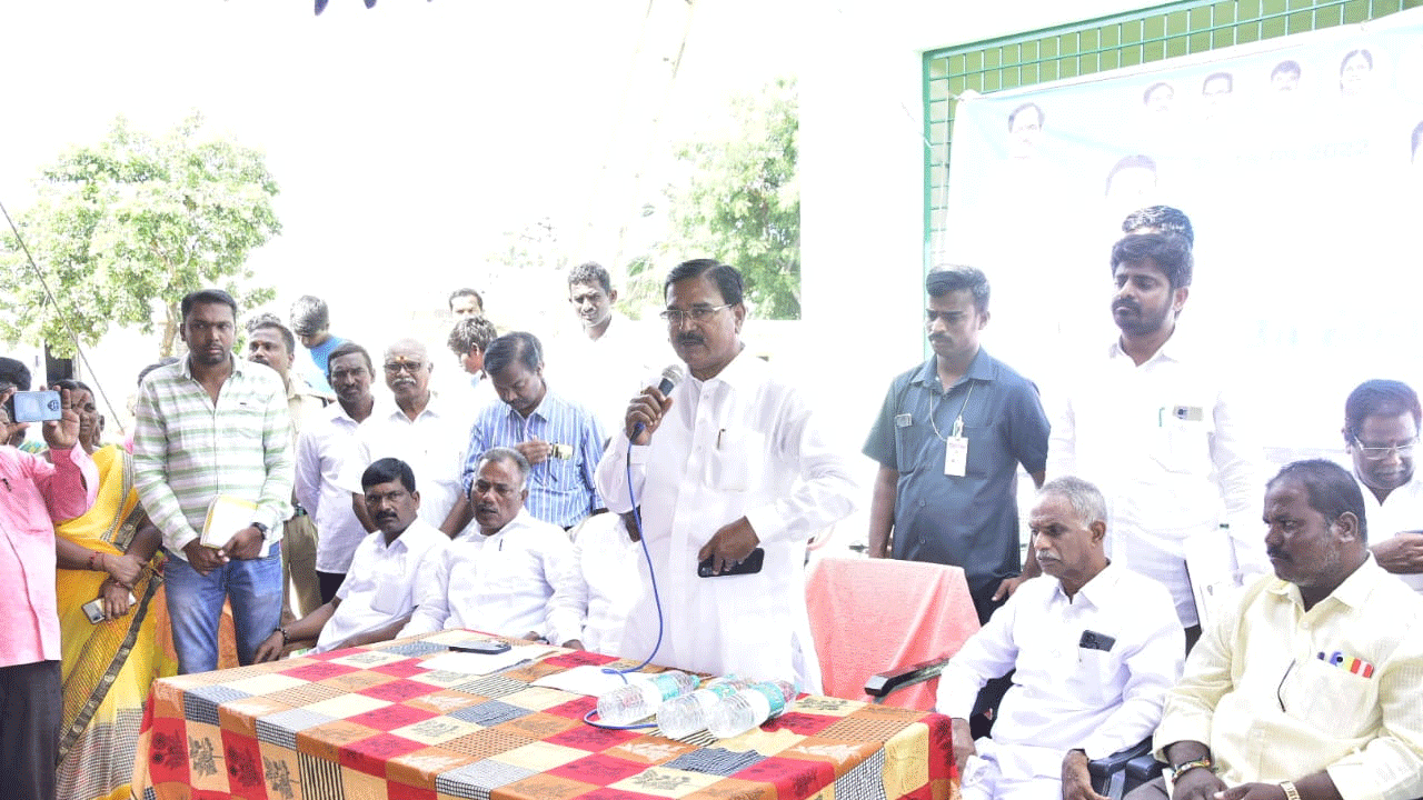 పెన్షన్‌ కార్డులు పంపిణీ చేసిన మంత్రి నిరంజన్ రెడ్డి