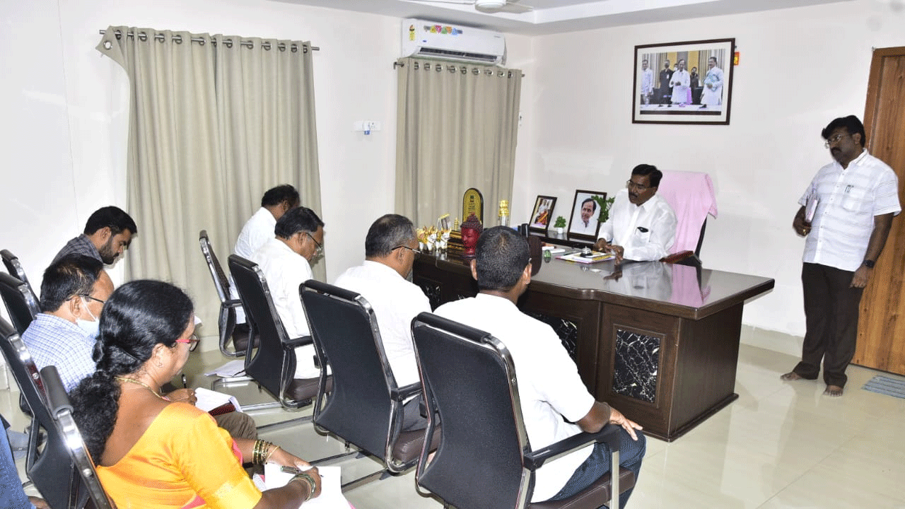 సాగునీటి ప్రాజెక్టు పనులు వెంటనే పూర్తి చేయాలి : మంత్రి నిరంజన్‌ రెడ్డి