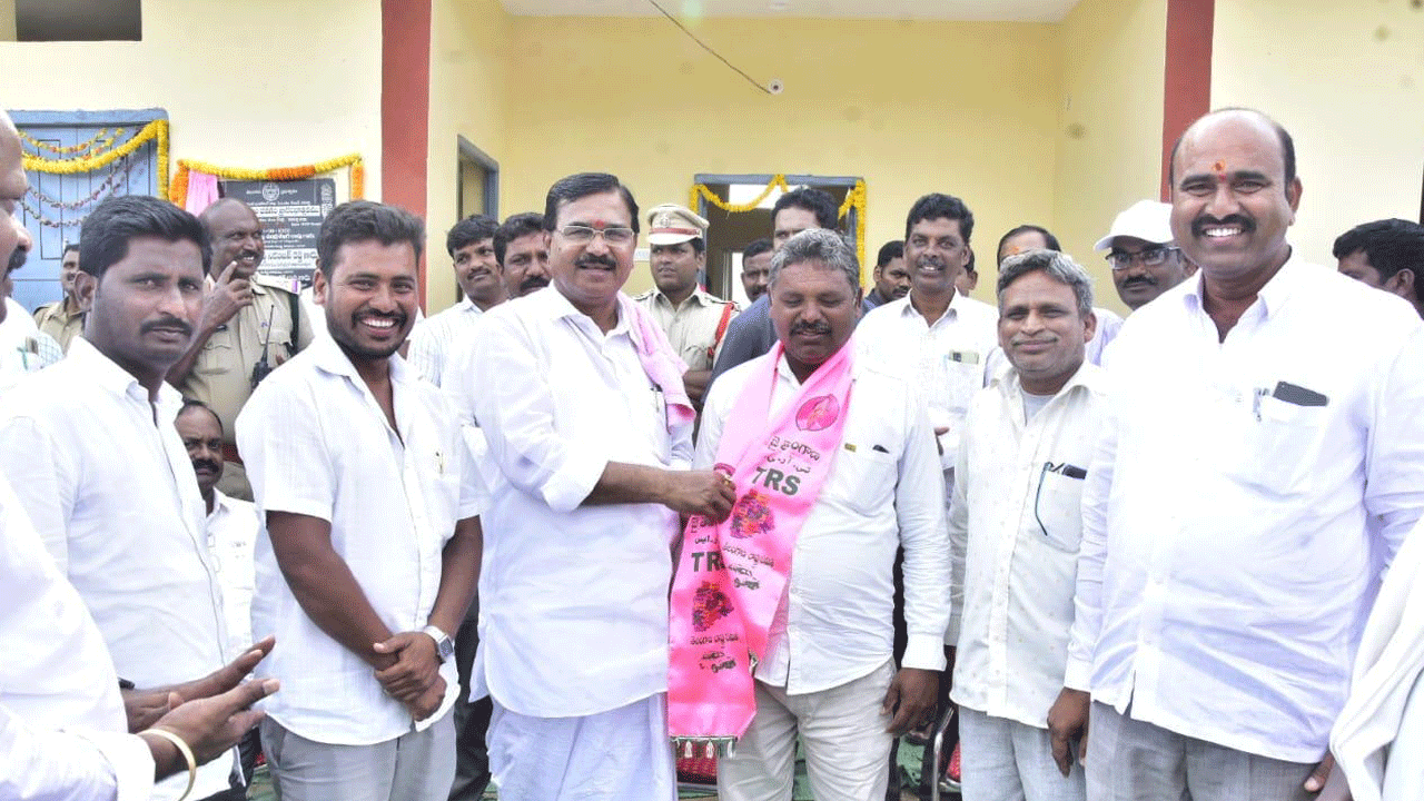 టీఆర్‌ఎస్‌లో చేరిన సింగిల్‌ విండో డైరెక్టర్‌ జయరాం