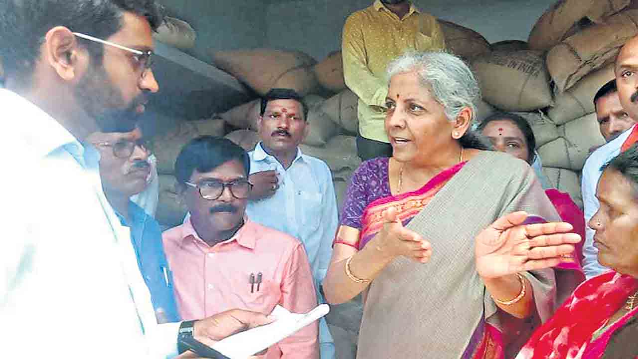 విత్తమంత్రి వింత వైఖరి