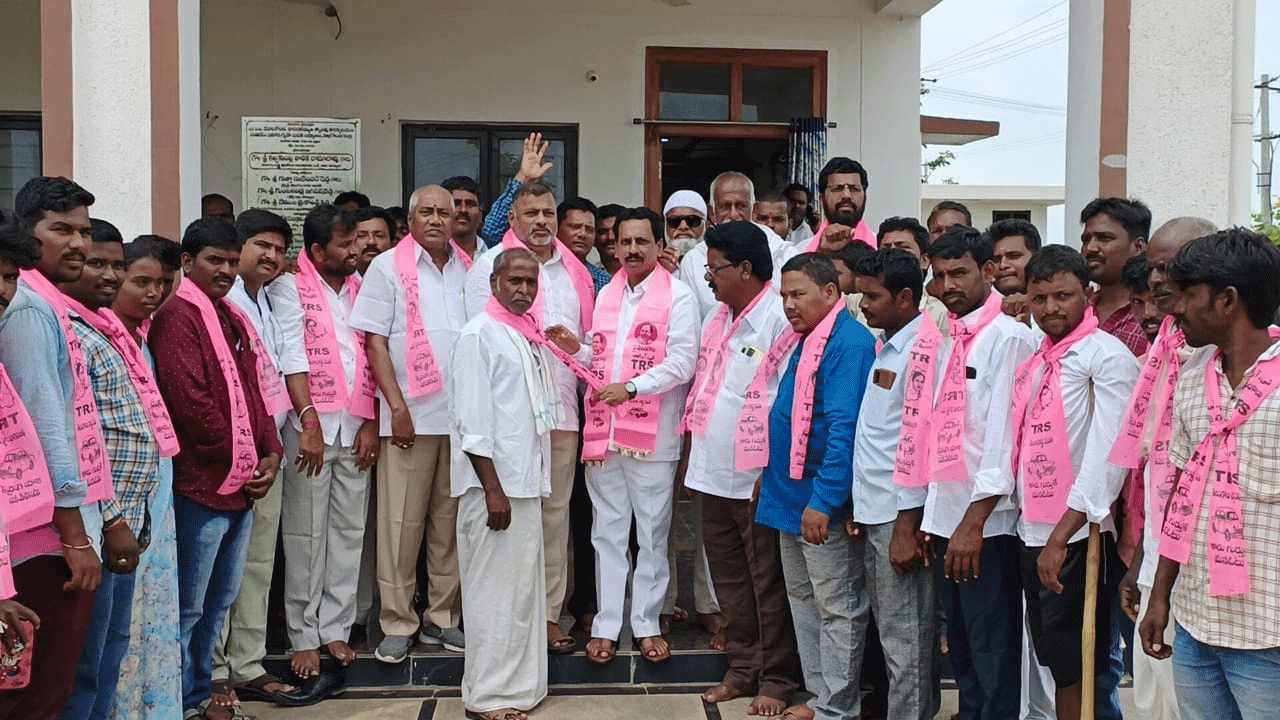 ఎమ్మెల్యే రవీంద్ర నాయక్‌ సమక్షంలో టీఆర్ఎస్‌లో భారీగా చేరికలు