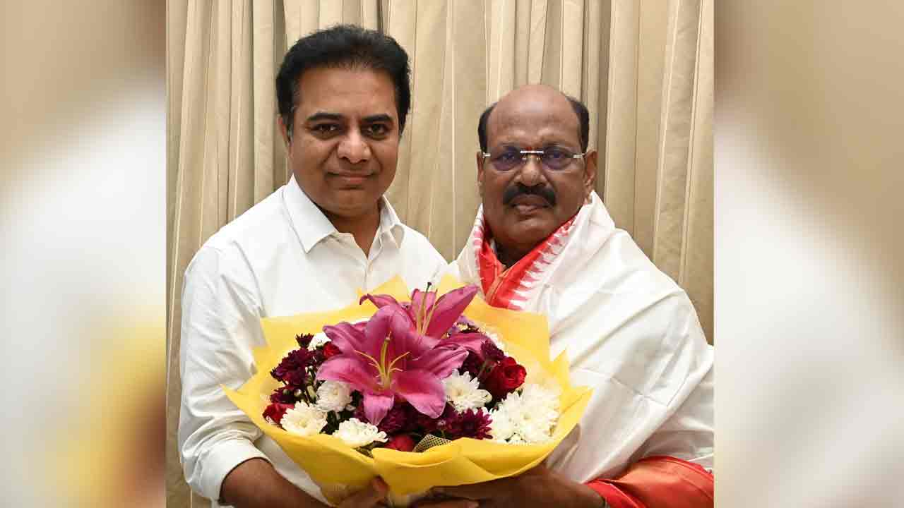 రాష్ట్ర ఐటీ శాఖ మంత్రి కేటీఆర్‌తో ఆర్టీసీ చైర్మన్‌ బాజిరెడ్డి గోవర్ధన్‌