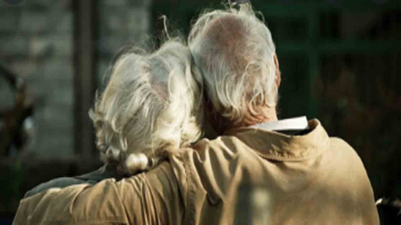 శృంగారం కోసం పదే పదే కోరుతున్న వృద్ధ భర్త… విసిగిపోయి హెల్ప్‌లైన్‌కు ఫోన్‌ చేసిన భార్య