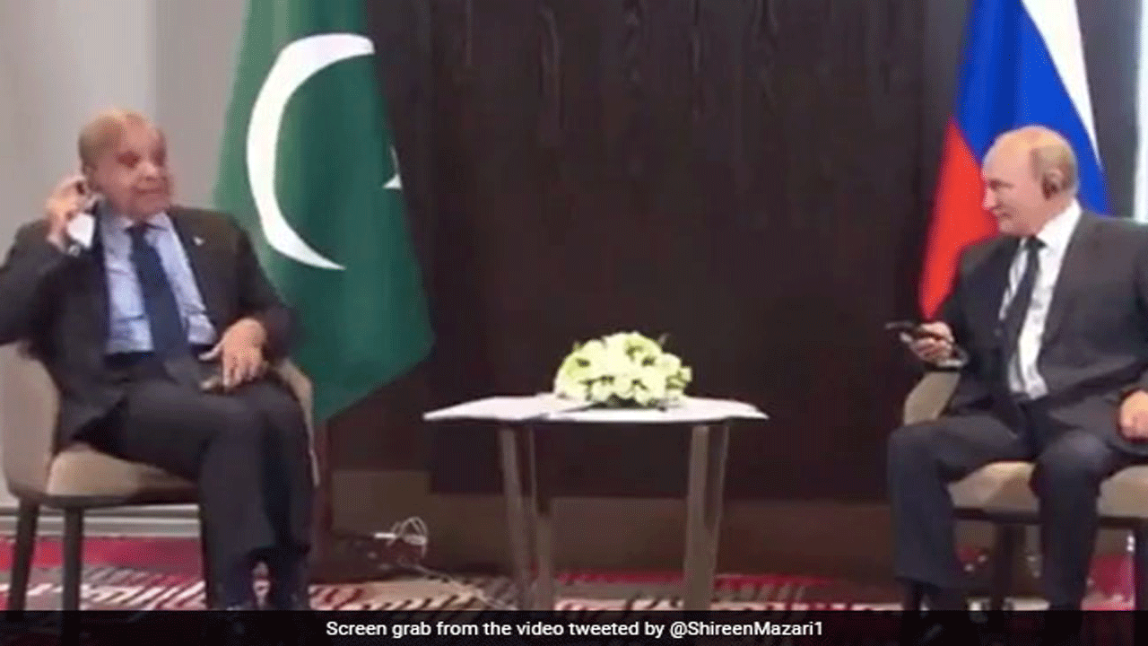 హెడ్‌ఫోన్ పెట్టుకోలేక‌పోయిన పాక్ ప్ర‌ధాని.. పుతిన్‌ ముసిముసి న‌వ్వులు.. వీడియో