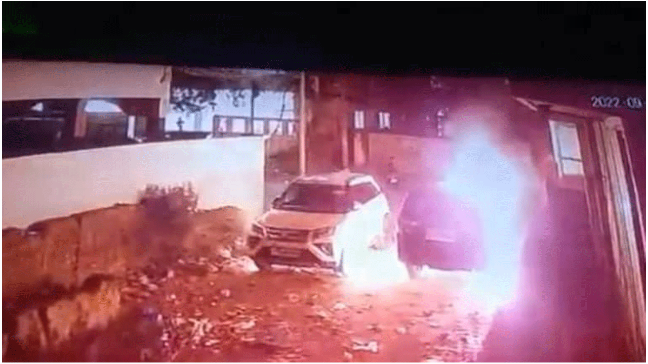 ఆస్ప‌త్రిపై పెట్రోల్ బాంబులు విసిరిన దుండ‌గులు : రెండు కార్లు ద‌గ్ధం