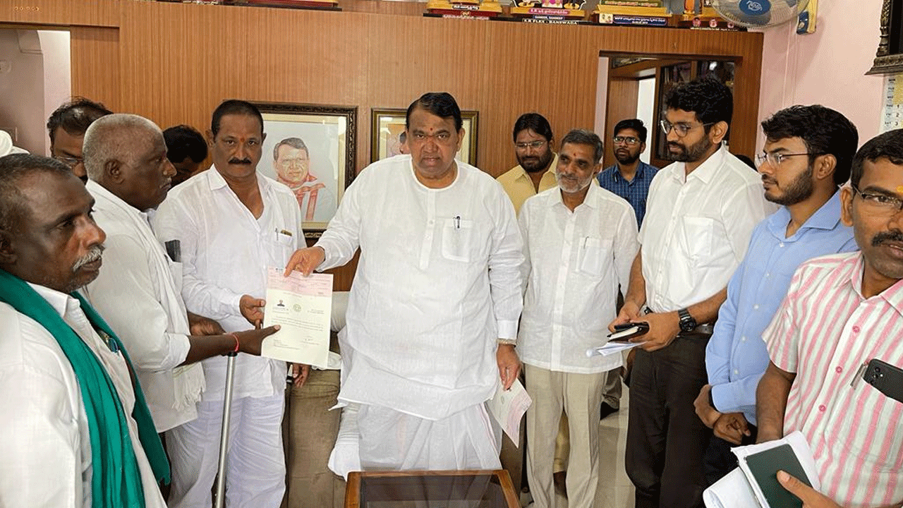 సీఎంఆర్‌ఎఫ్‌ చెక్కులు పంపిణీ చేసిన స్పీకర్ పోచారం