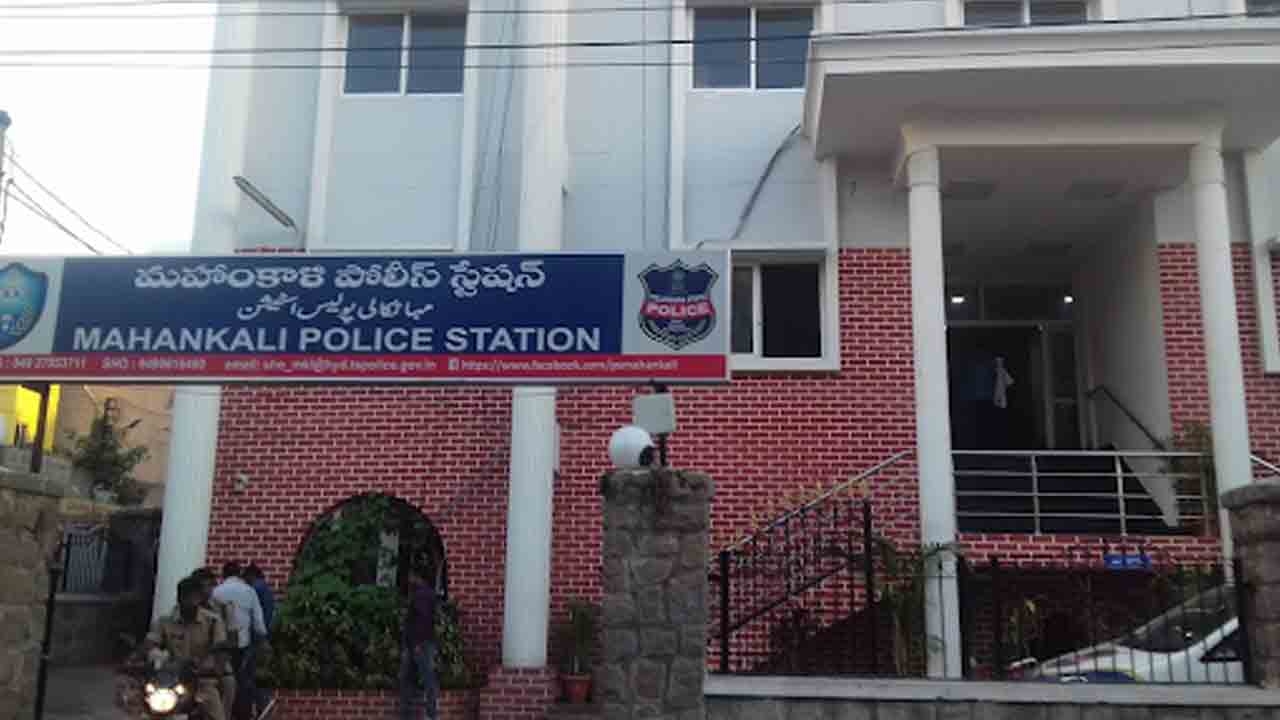 డీసీఎం డ్రైవర్‌పై దాడి చేసిన కానిస్టేబుల్‌పై వేటు