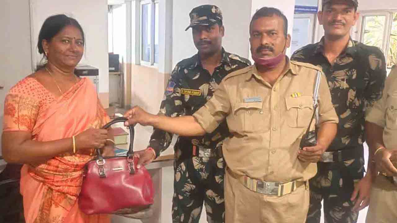 న‌డిరోడ్డుపై ప‌డిపోయిన బ్యాగు.. బాధితురాలికి అప్ప‌గించిన పోలీసులు