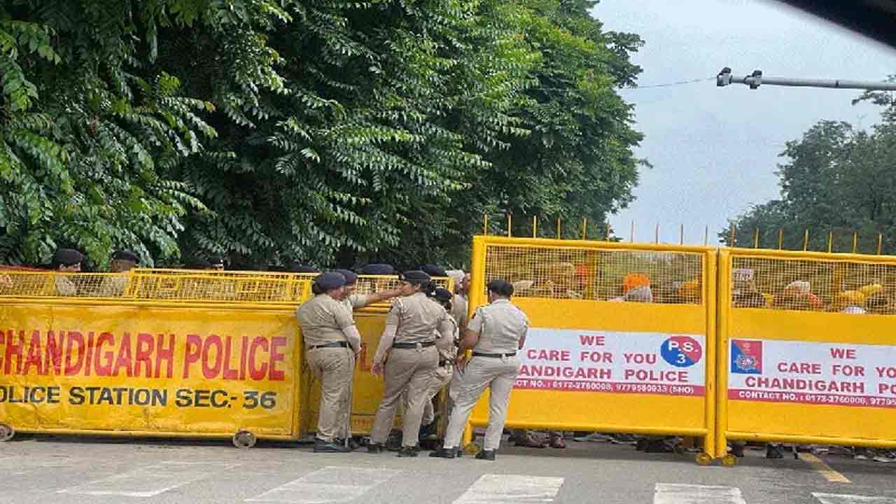 పంజాబ్‌ గవర్నర్‌ ఇంటికి ఆప్‌ ఎమ్మెల్యేల ర్యాలీ‌.. 27న ప్రత్యేక అసెంబ్లీ