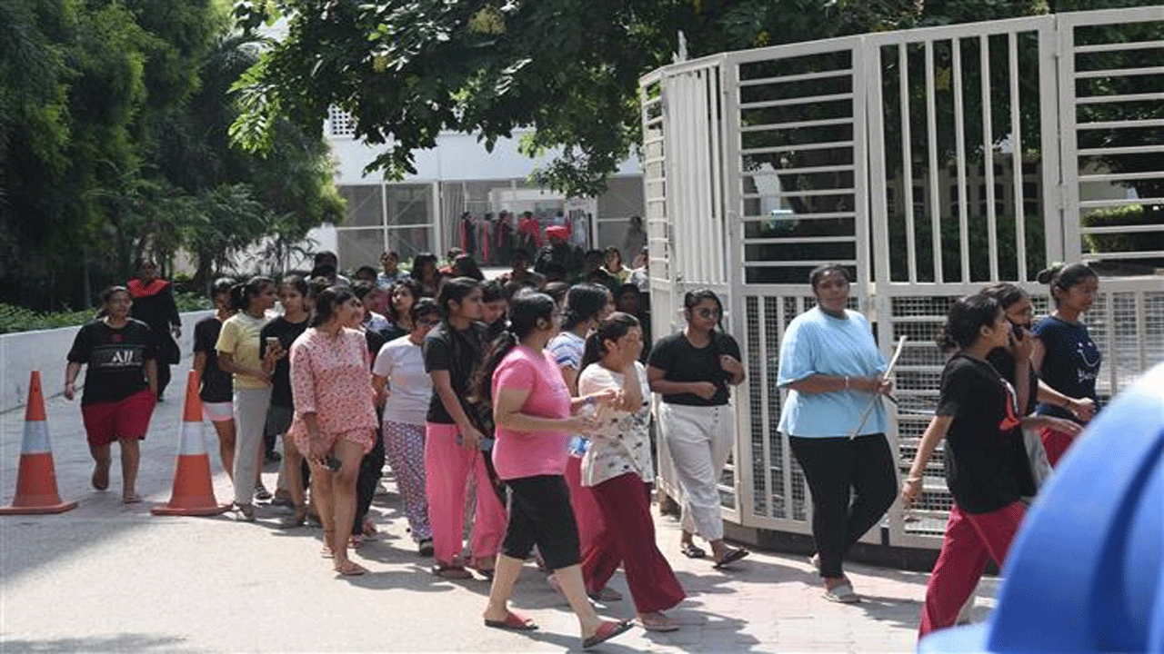 హాస్ట‌ల్ వార్డెన్ స‌స్పెండ్‌.. 24 వ‌ర‌కు చండీగ‌ఢ్ వ‌ర్సిటీ బంద్‌