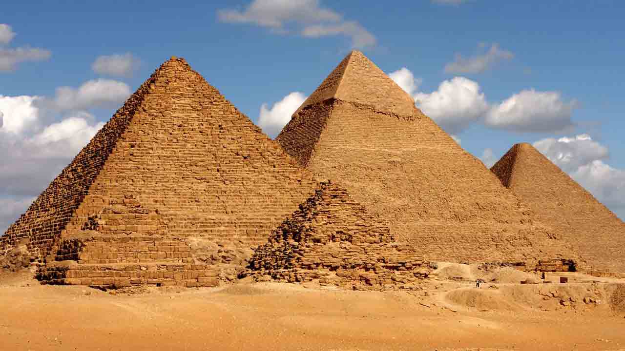 పిరమిడ్లకు దగ్గరగా నైలు నది?