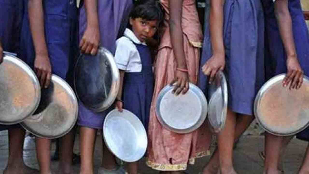Mid Day Meal | ద‌ళిత బాలిక‌ల ప‌ట్ల వంట మ‌నిషి వివ‌క్ష‌..