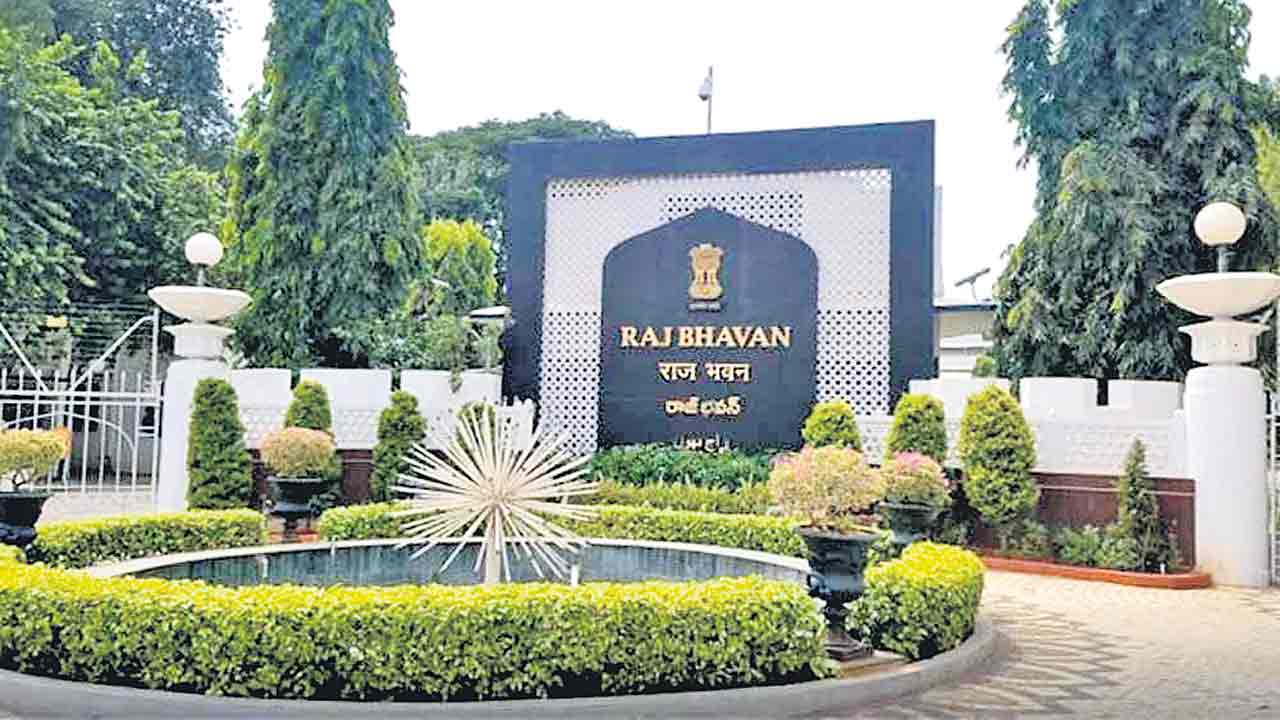 రాజ్‌కీయ భవన్‌.. వివాదాలకు కేరాఫ్‌గా గవర్నర్‌