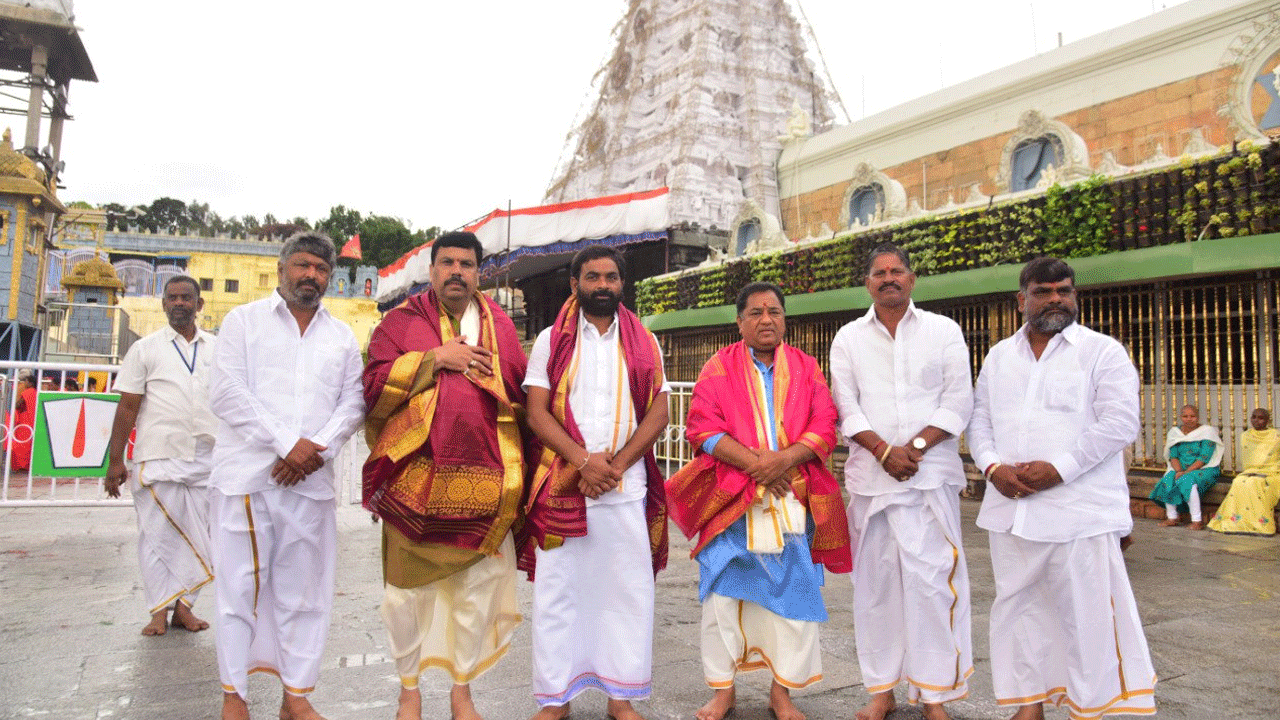 తిరుమల శ్రీవారిని దర్శించుకున్నఎమ్మెల్సీ శంభీపూర్ రాజు