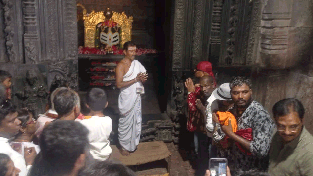 Ramappa temple | రామప్పలో శివమణి ప్రత్యేక పూజలు