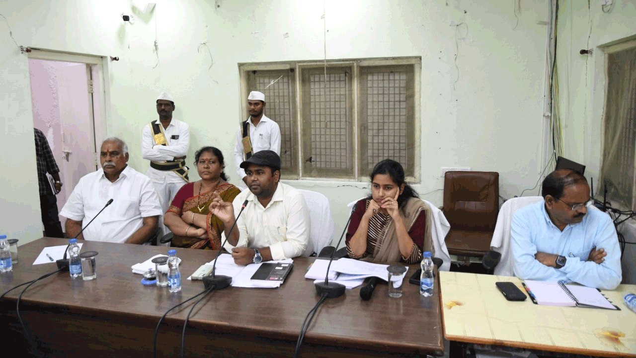 ప్రతి విద్యార్థి ఆరోగ్యం పట్ల ప్రత్యేక శ్రద్ధ : కలెక్టర్ రాహుల్ రాజ్