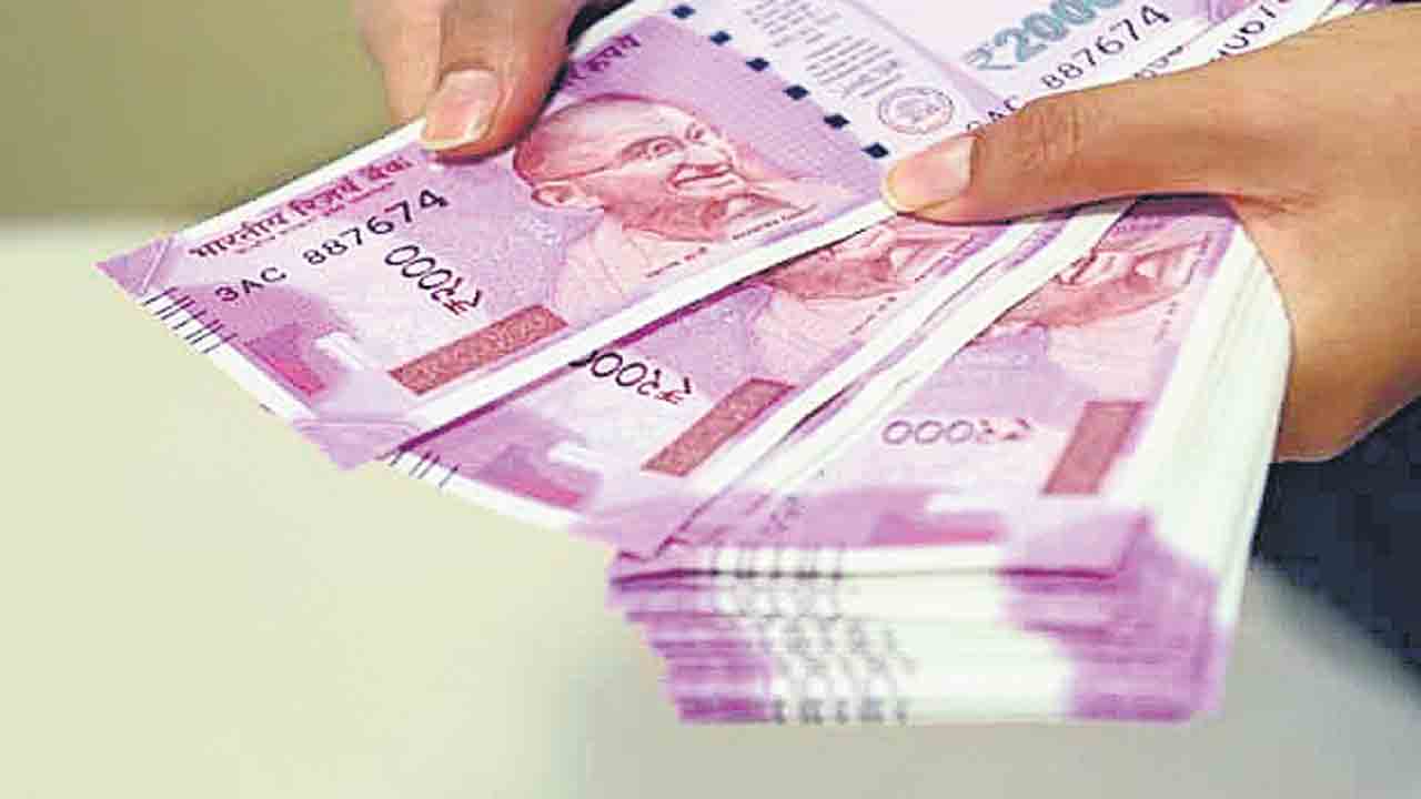 డబ్బుకు కటకట.. బ్యాంకుల్లో లిక్విడిటీకి లోటు