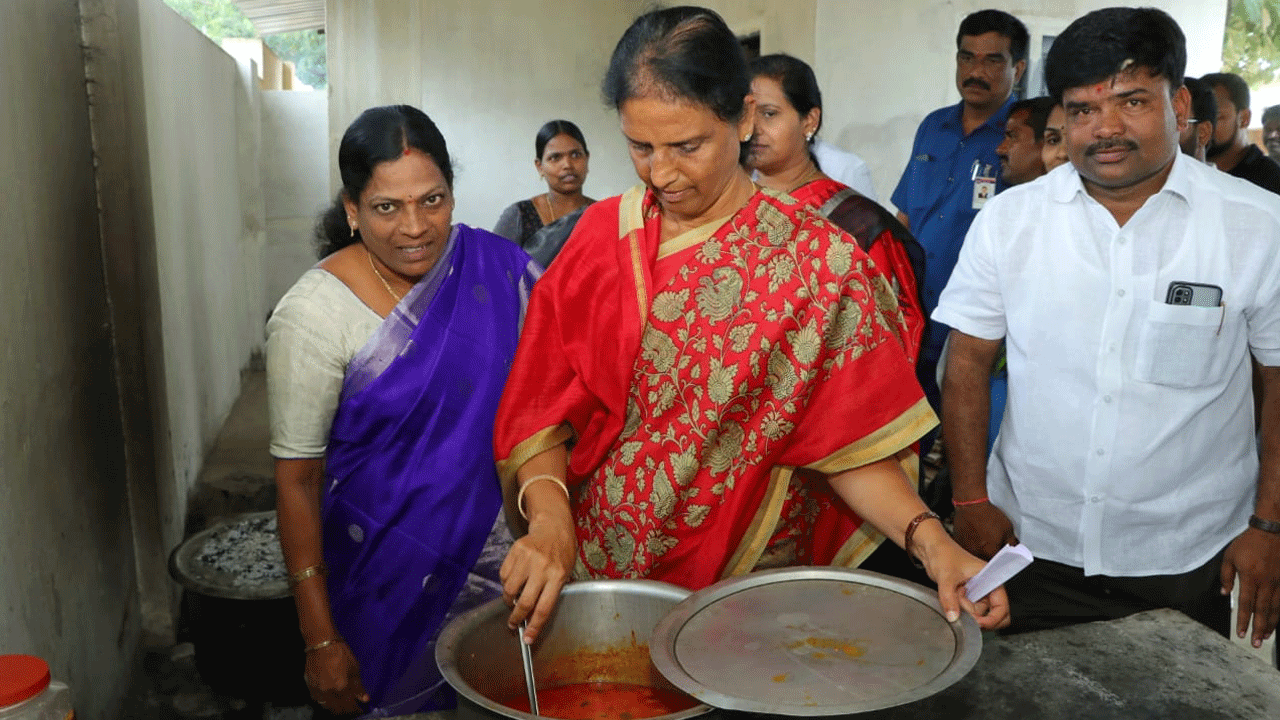 ప్రభుత్వ పాఠశాలను ఆకస్మికంగా తనిఖీ చేసిన మంత్రి సబితా ఇంద్రారెడ్డి