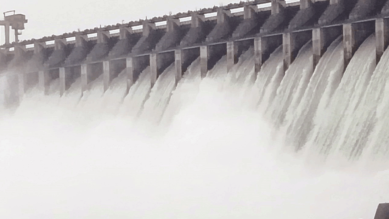 22 క్రస్ట్‌ గేట్ల ద్వారా సాగర్‌ నీటి విడుదల