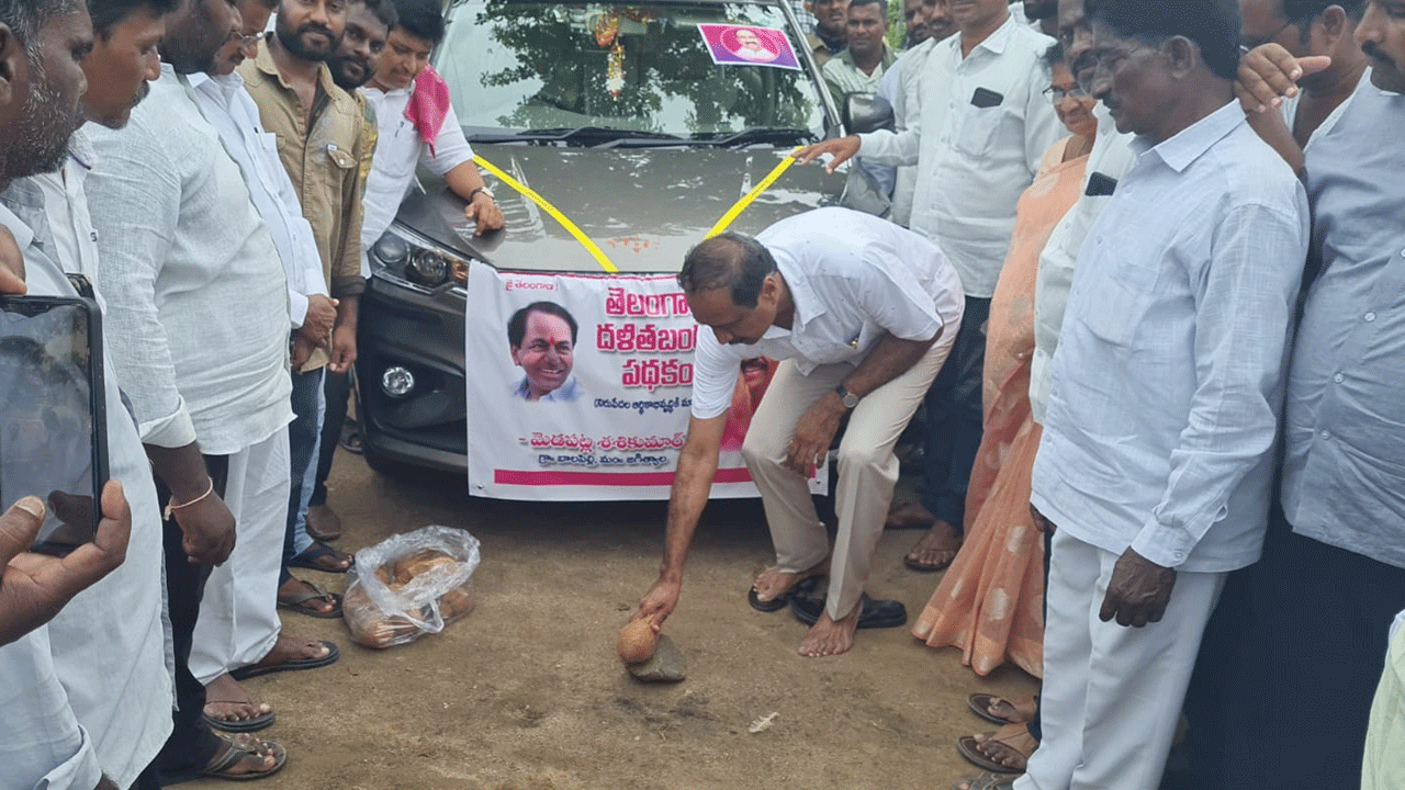 దళిత బంధు యూనిట్‌ను పంపిణీ చేసిన ఎమ్మెల్యే సంజయ్‌ కుమార్‌