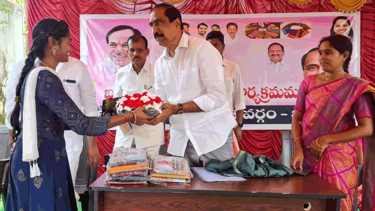 బతుకమ్మ చీరలు పంపిణీ చేసిన ఎమ్మెల్యే సంజయ్ కుమార్