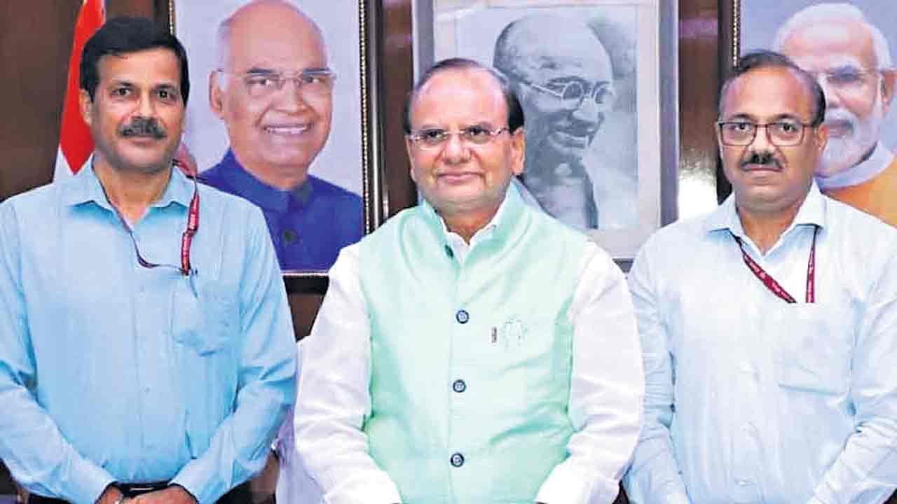 కుమార్తెకు అక్రమంగా కాంట్రాక్టు