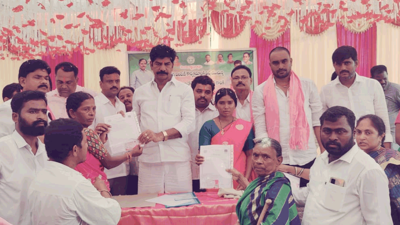 నూతన పెన్షన్ కార్డులను పంపిణీ చేసిన ఎమ్మెల్యే శంకర్ నాయక్