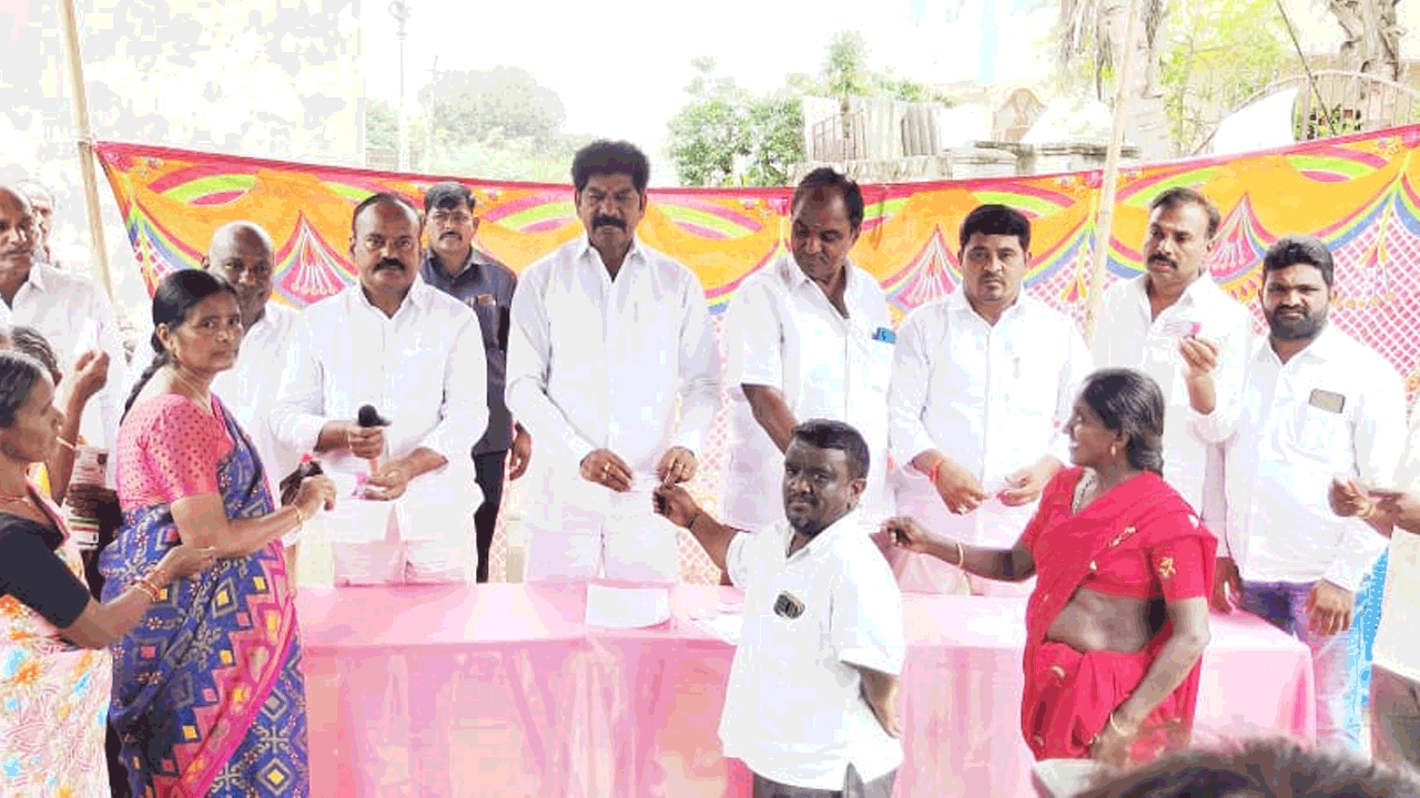 నూతన పెన్షన్ కార్డులను పంపిణీ చేసిన ఎమ్మెల్యే శంకర్ నాయక్‌