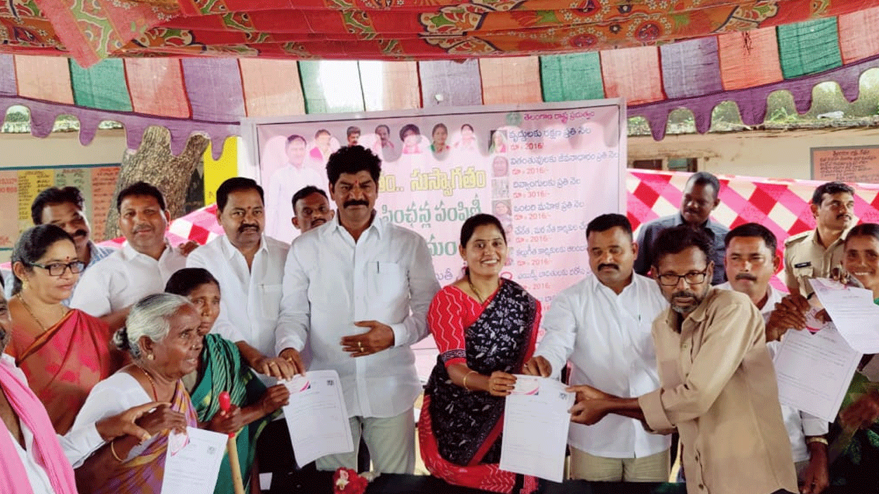 పెన్షన్‌ కార్డులు పంపిణీ చేసిన ఎమ్మెల్యే శంకర్ నాయక్‌