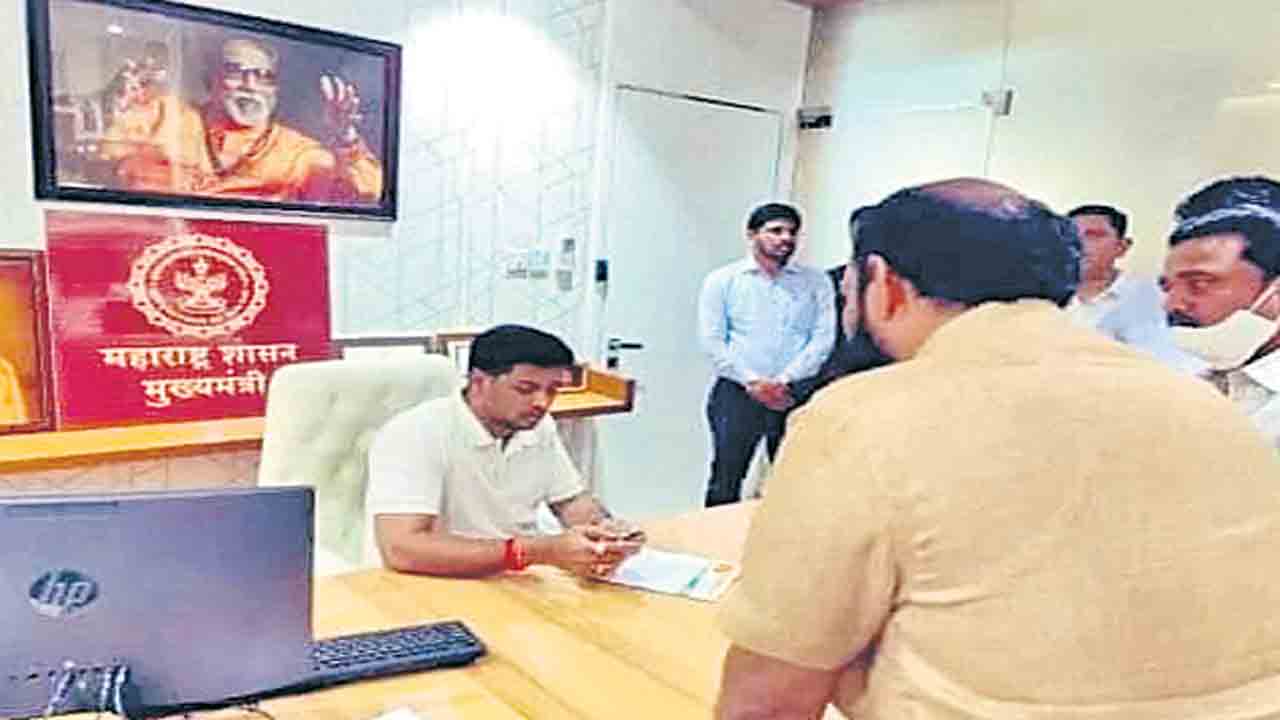 సీఎం కుర్చీలో కూర్చున్న కొడుకు