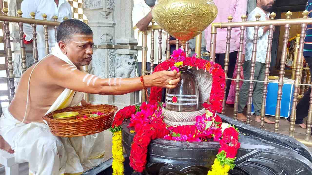 యాదగిరిగుట్టలోప్రత్యేక పూజలు