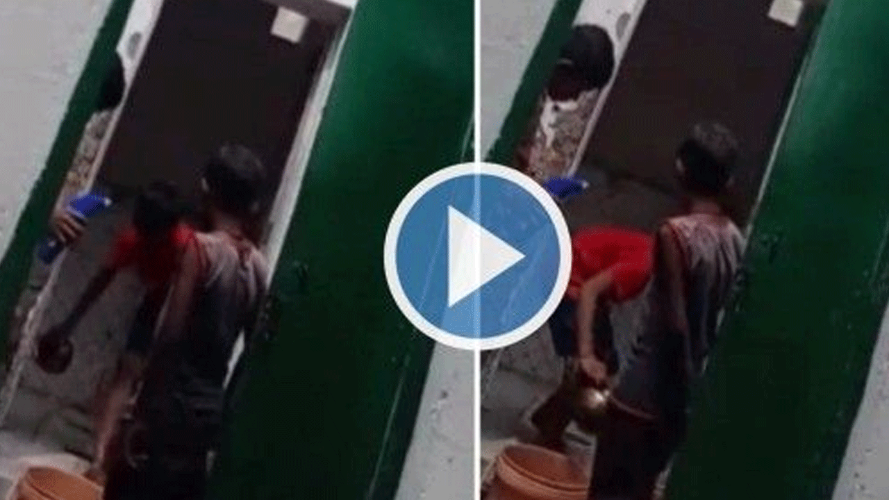 Shocking Video: యూపీలో దారుణం.. ప్రైమ‌రీ స్కూల్ విద్యార్థుల‌తో టాయిలెట్ క్లీనింగ్‌!